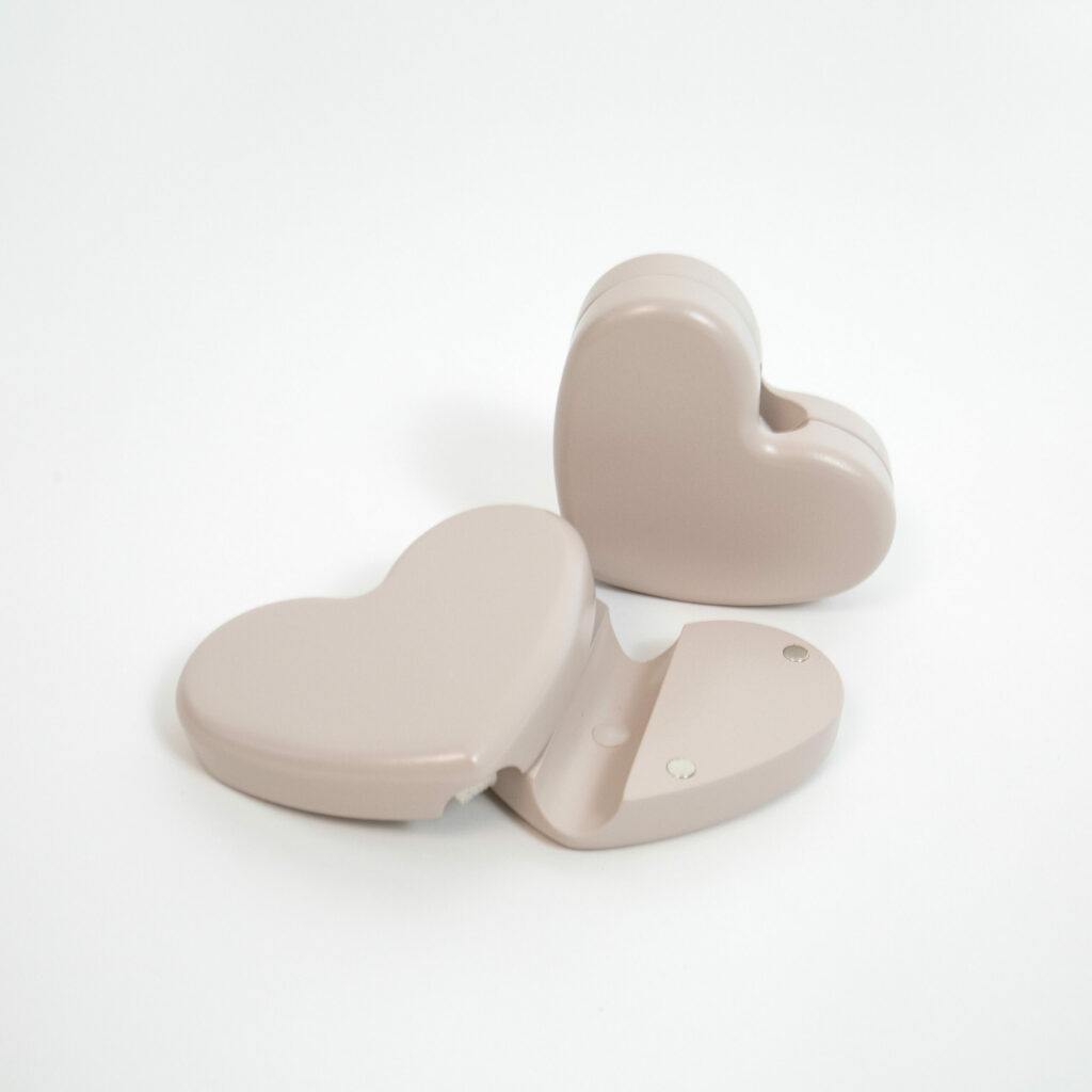 Magnetická dekorace pro dětské postýlky SMART BED – béžové srdíčko