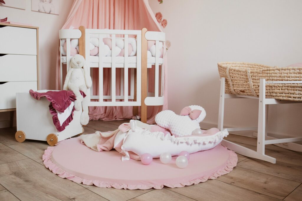 Velvet hnízdečko s volánem a stuhou Velvet hnízdečko s volánem a stuhou