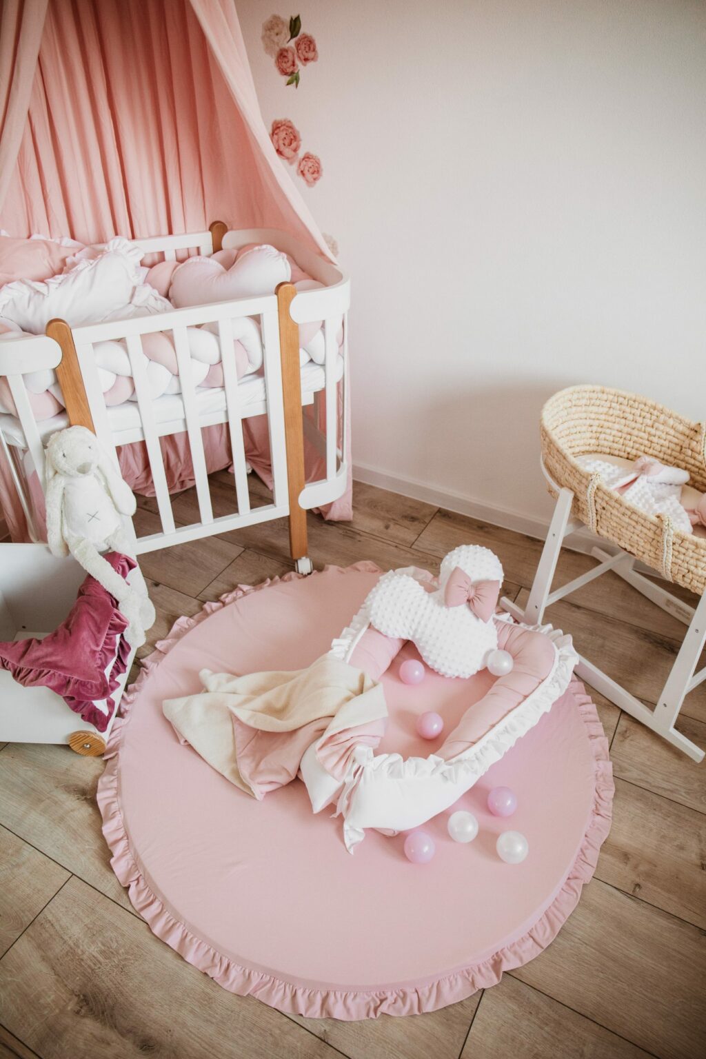 Velvet hnízdečko s volánem a stuhou Velvet hnízdečko s volánem a stuhou