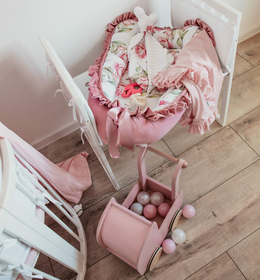 Velvet hnízdečko s volánem a stuhou Velvet hnízdečko s volánem a stuhou