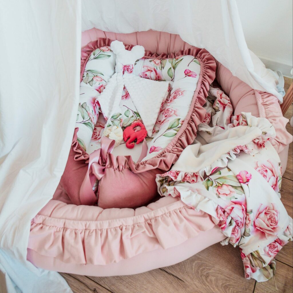 Velvet hnízdečko s volánem a stuhou Velvet hnízdečko s volánem a stuhou