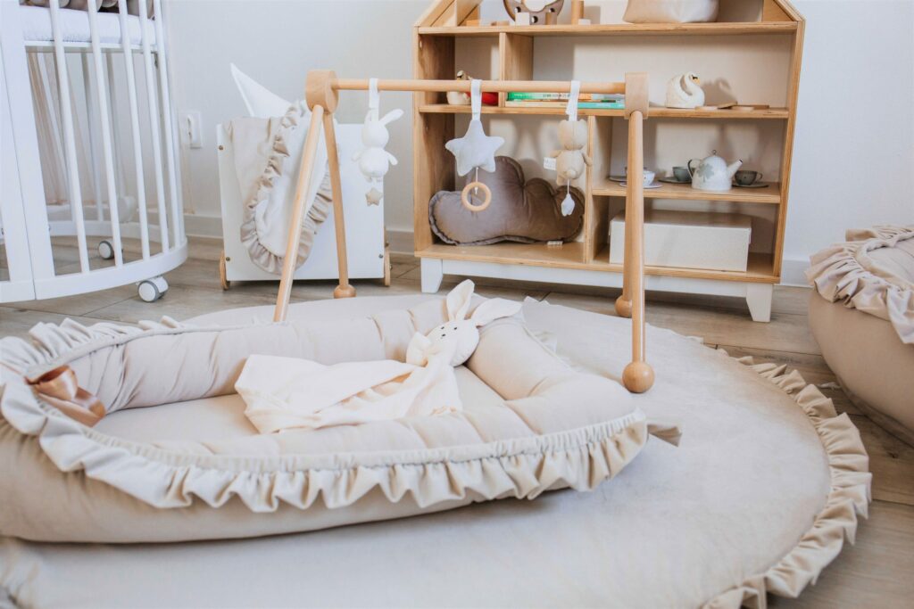 Velvet hnízdečko s volánem a stuhou Velvet hnízdečko s volánem a stuhou