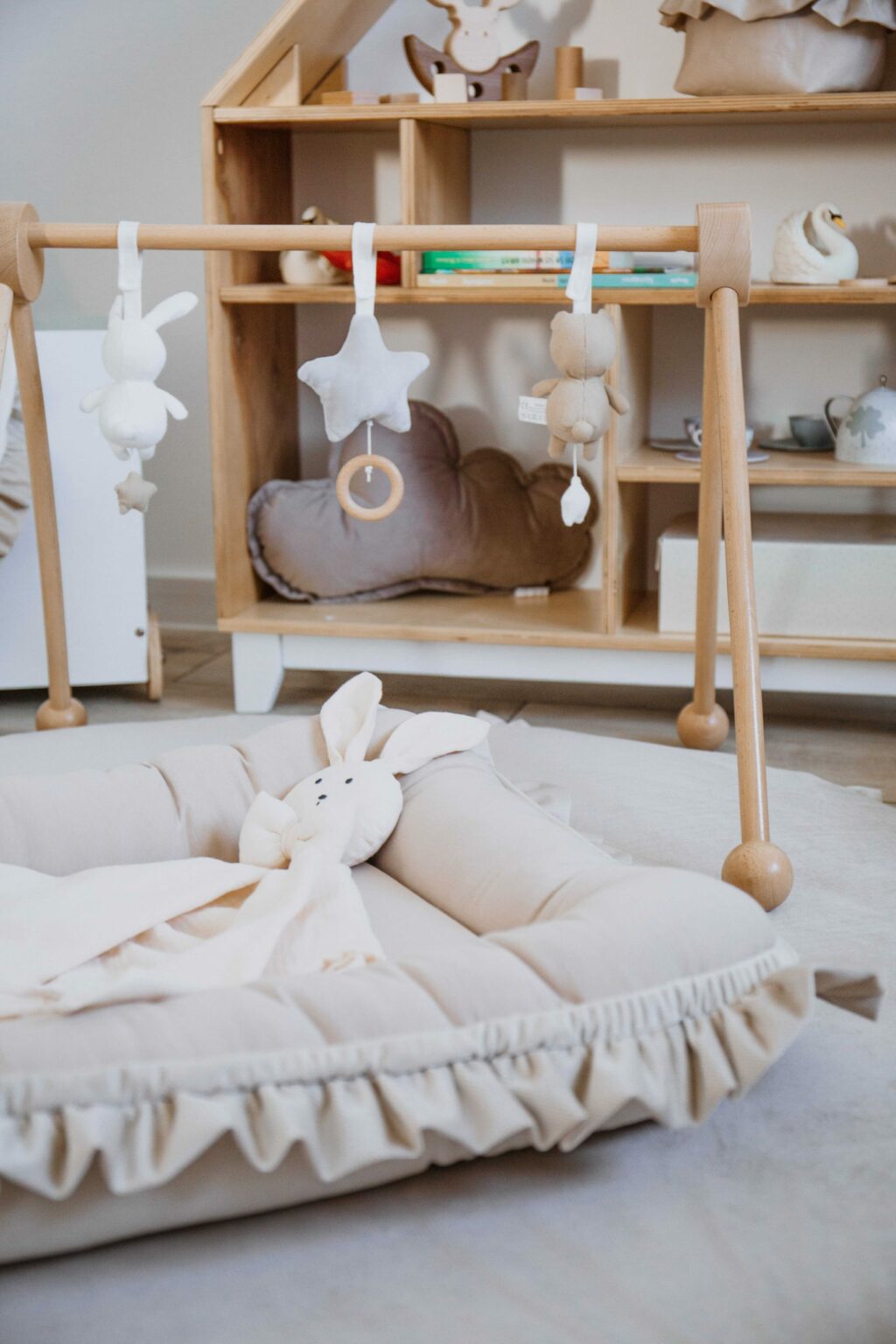 Velvet hnízdečko s volánem a stuhou Velvet hnízdečko s volánem a stuhou