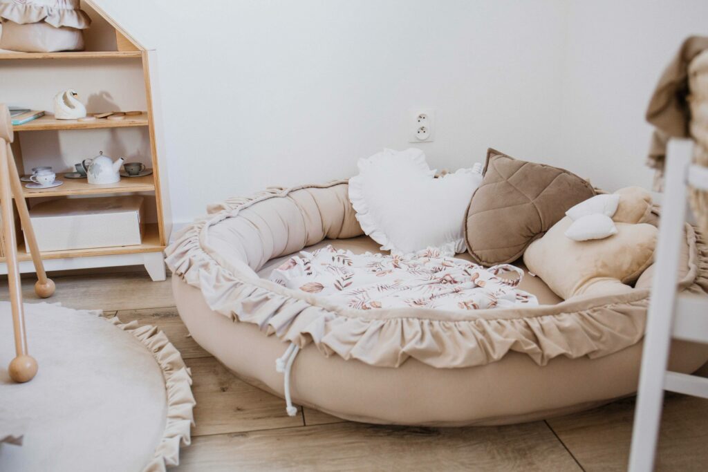 Dětské hnízdečko kulaté s volánem Dětské hnízdečko kulaté s volánem