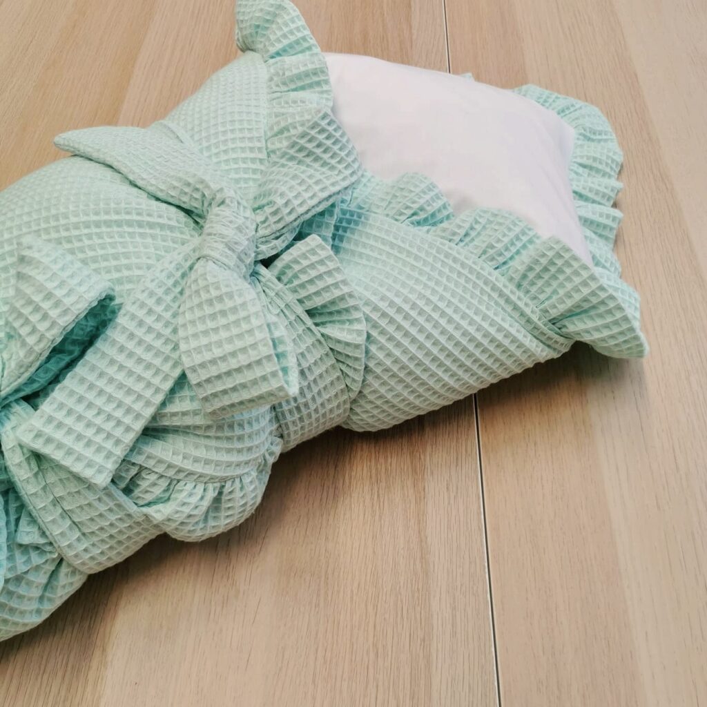 Péřová zavinovačka vafle s volánem