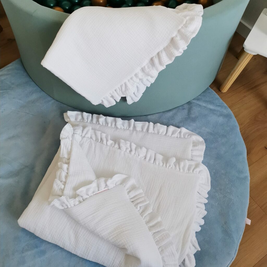 Set mušelínové přikrývky a polštáře s volánem a výplní