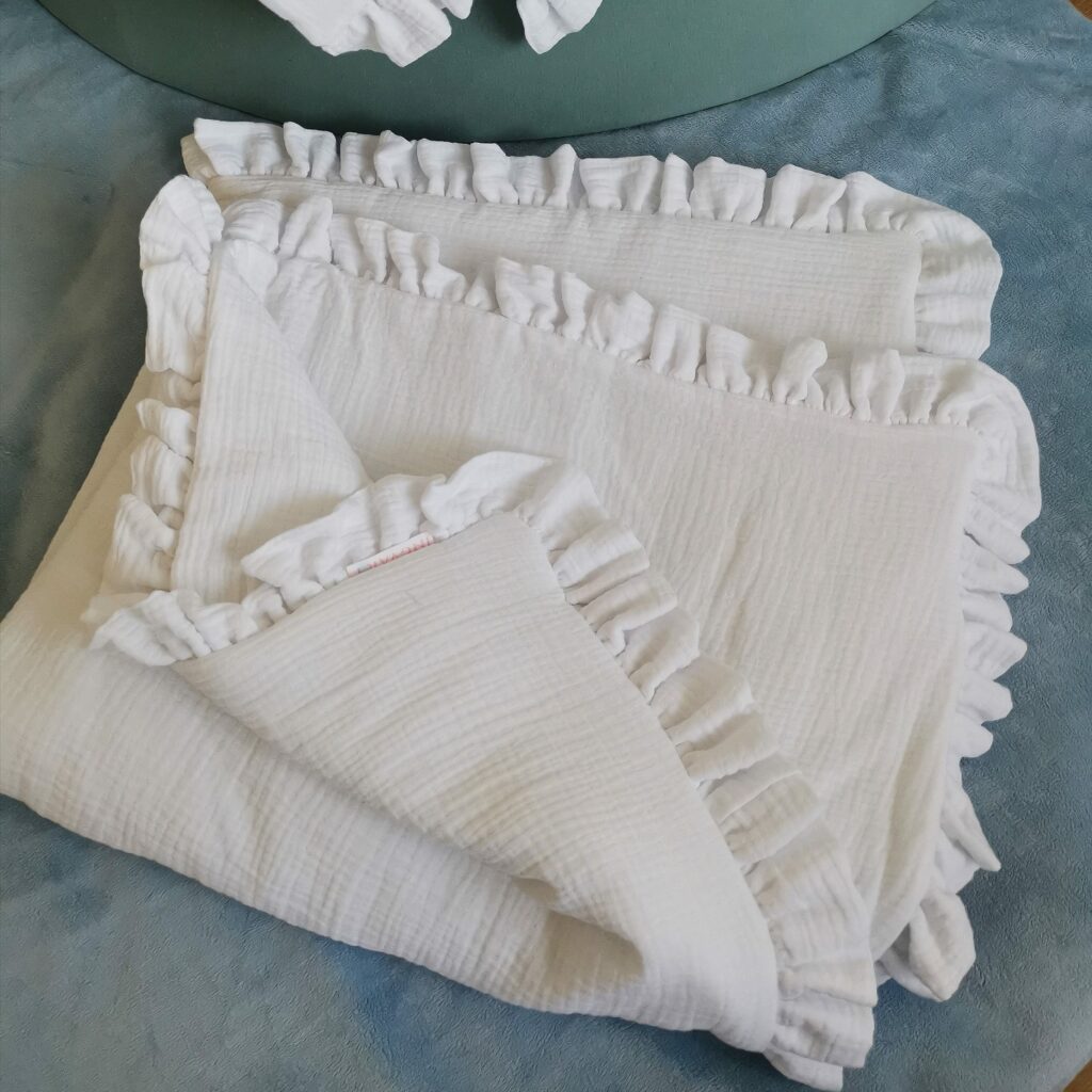 Set mušelínové přikrývky a polštáře s volánem a výplní