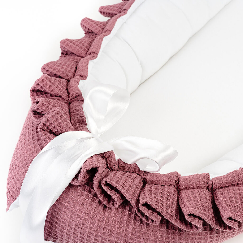 Vafle hnízdečko s volánem a stuhou Vafle hnízdečko s volánem a stuhou