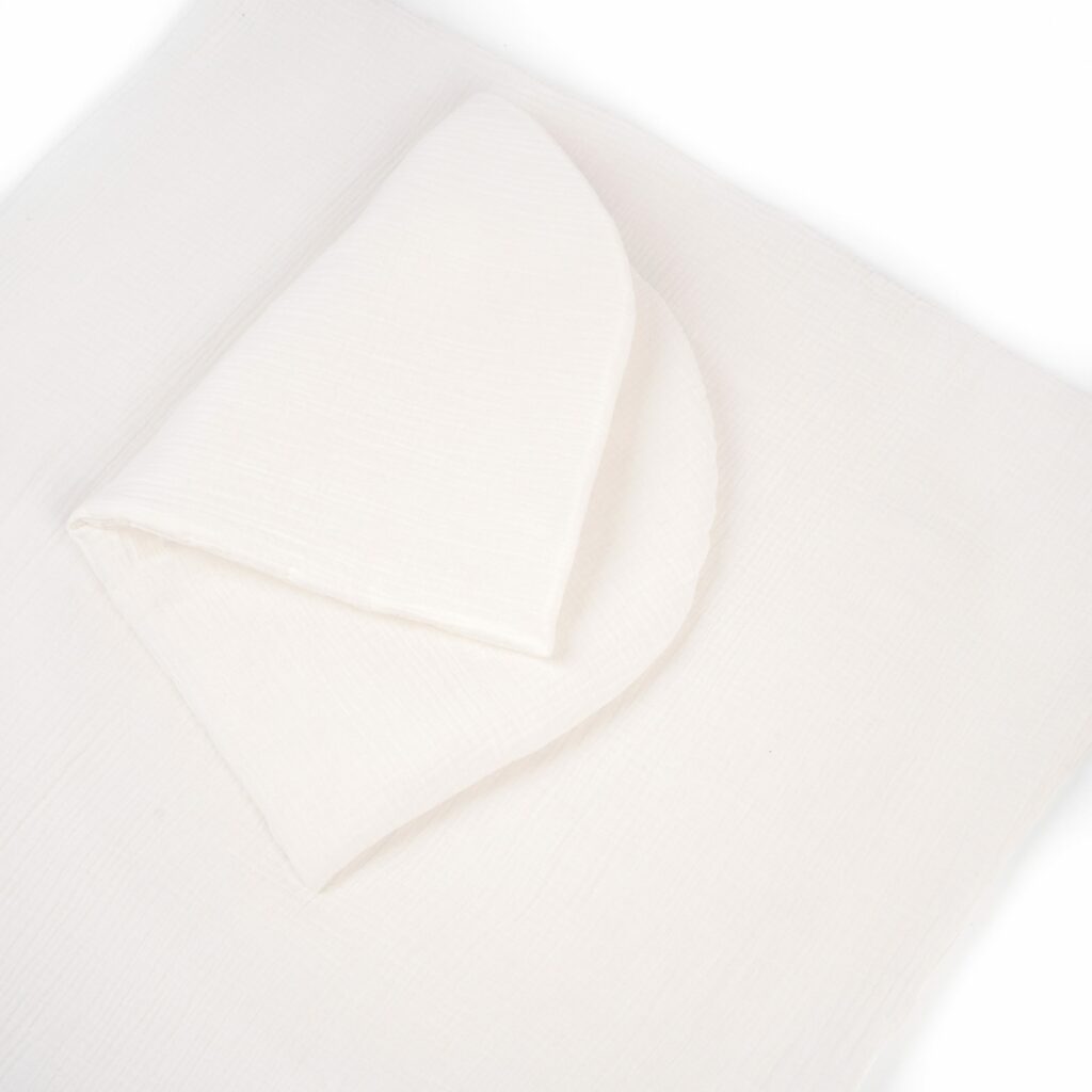 Set mušelínové přikrývky a zaobleného polštáře s výplní