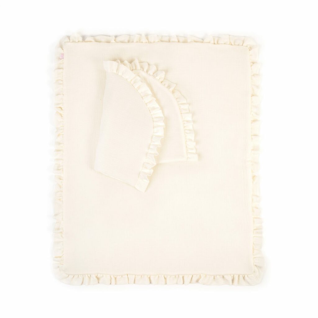 Set mušelínové přikrývky a zaobleného polštáře s volánem a výplní