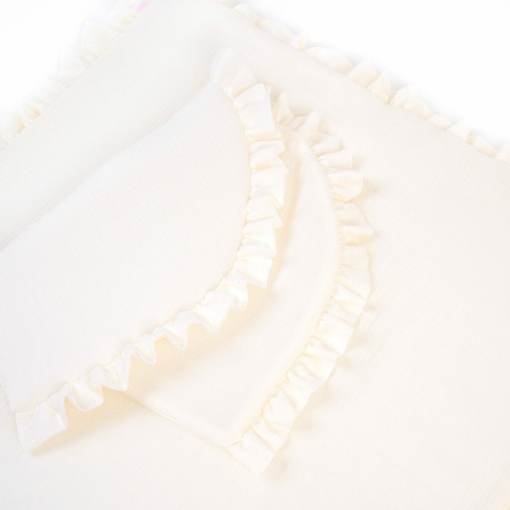 Set mušelínové přikrývky a zaobleného polštáře s volánem a výplní