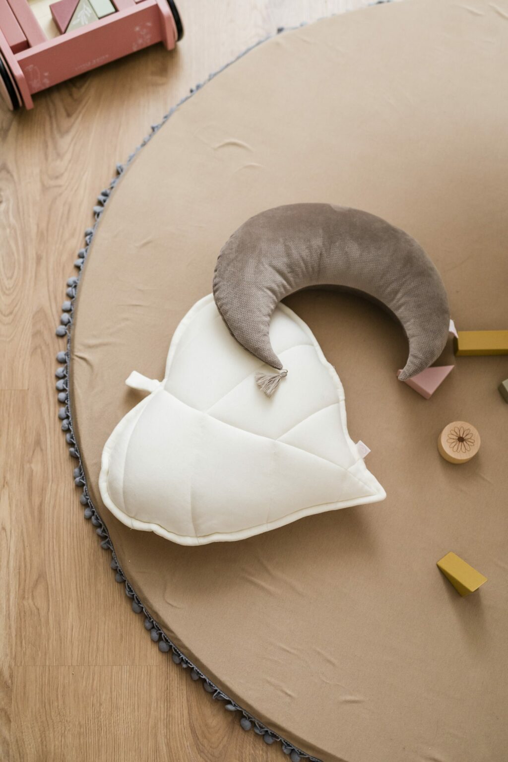 Polštář Měsíc velvet se střapcem