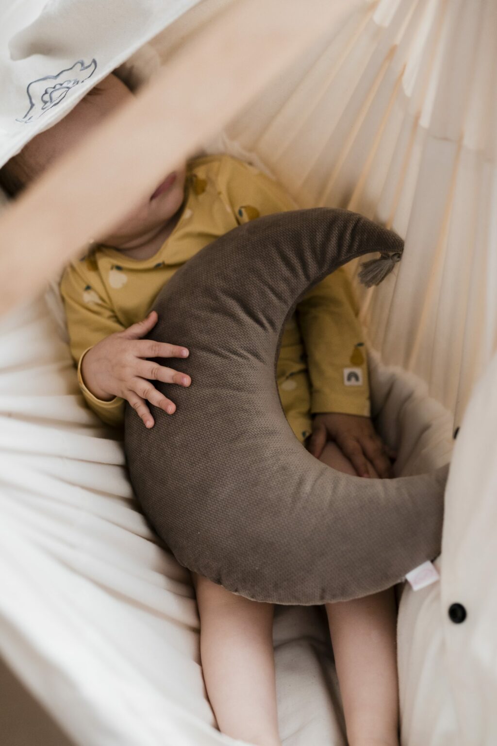 Polštář Měsíc velvet se střapcem