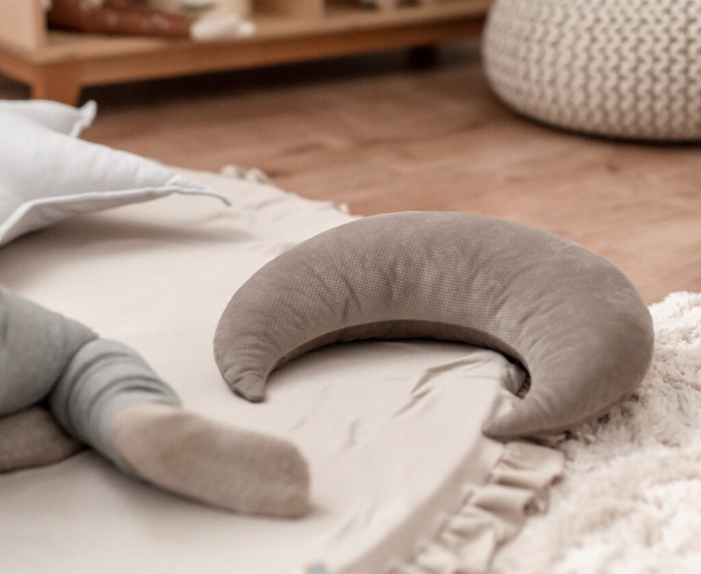 Polštář Měsíc velvet se střapcem