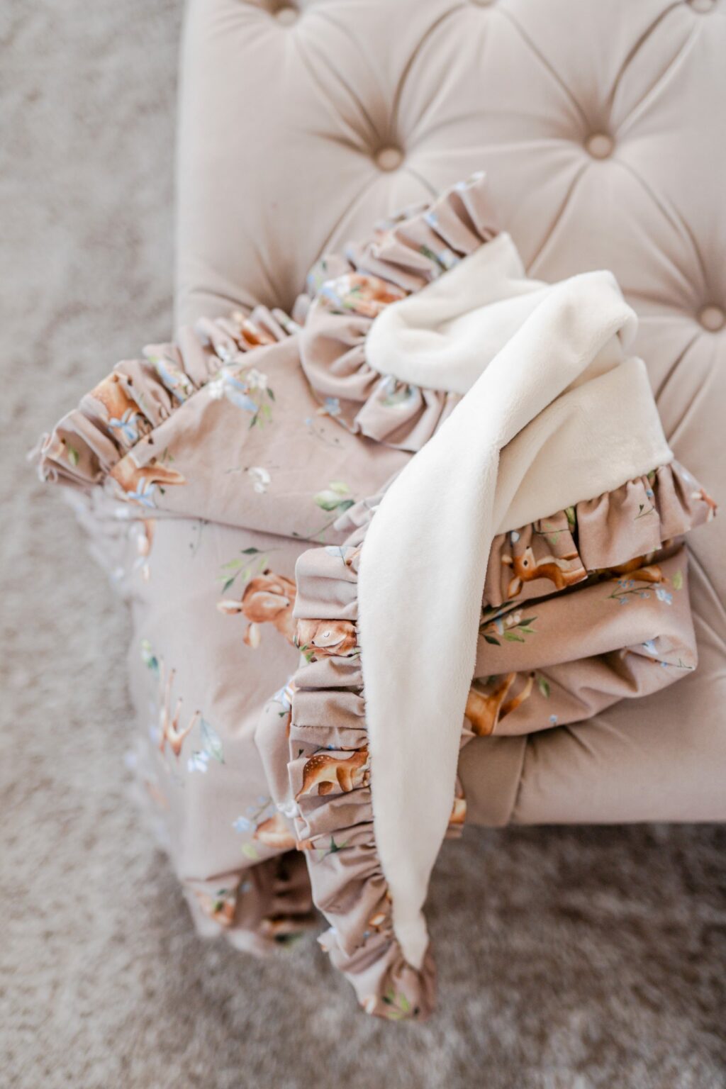 Zateplená bavlněná deka s volánem