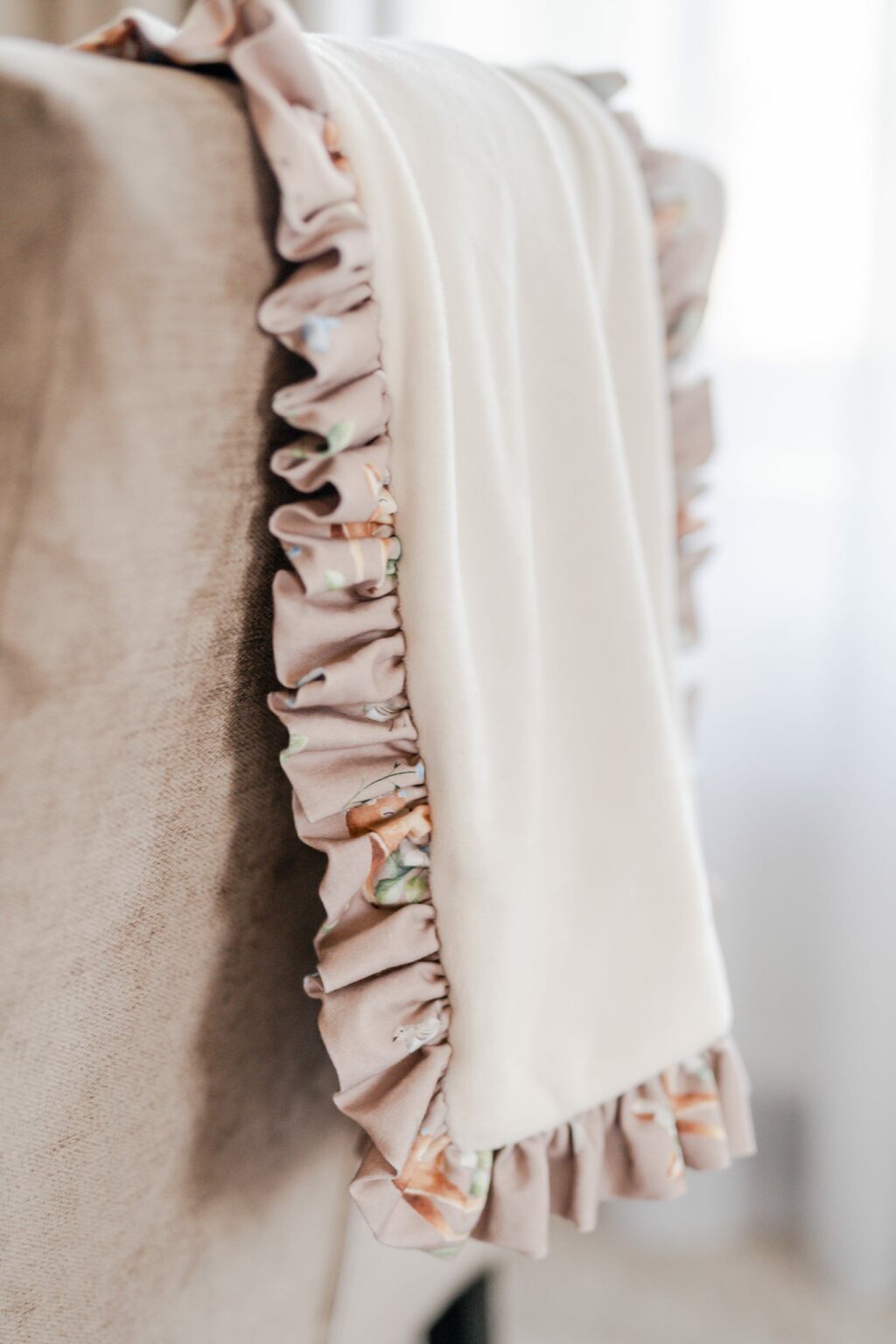 Zateplená bavlněná deka s volánem