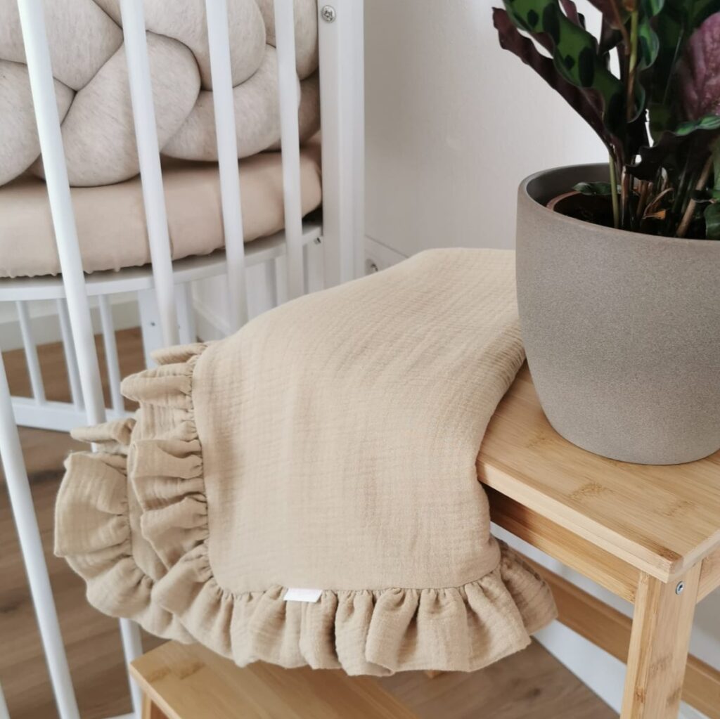 Mušelínová deka s volánem Mušelínová deka s volánem