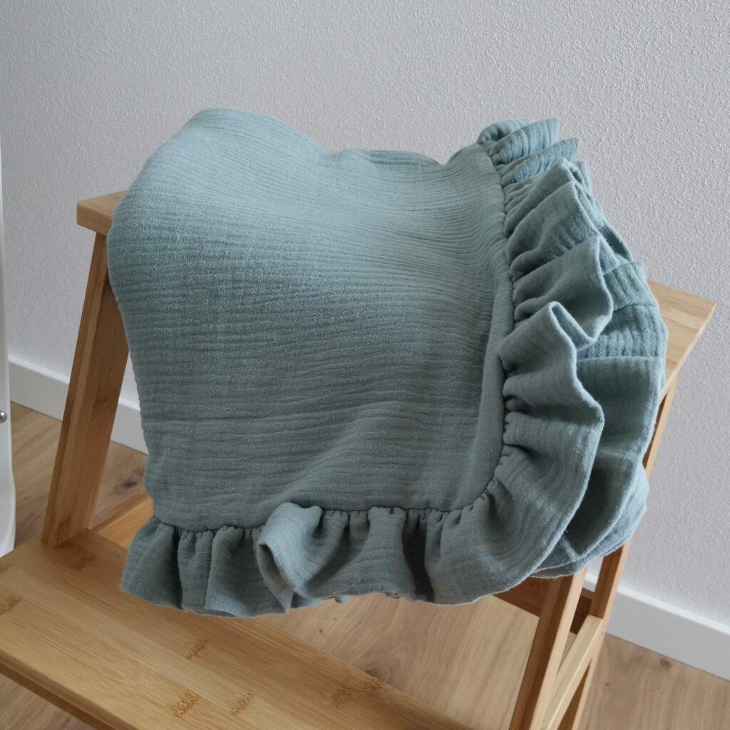 Mušelínová deka s volánem Mušelínová deka s volánem