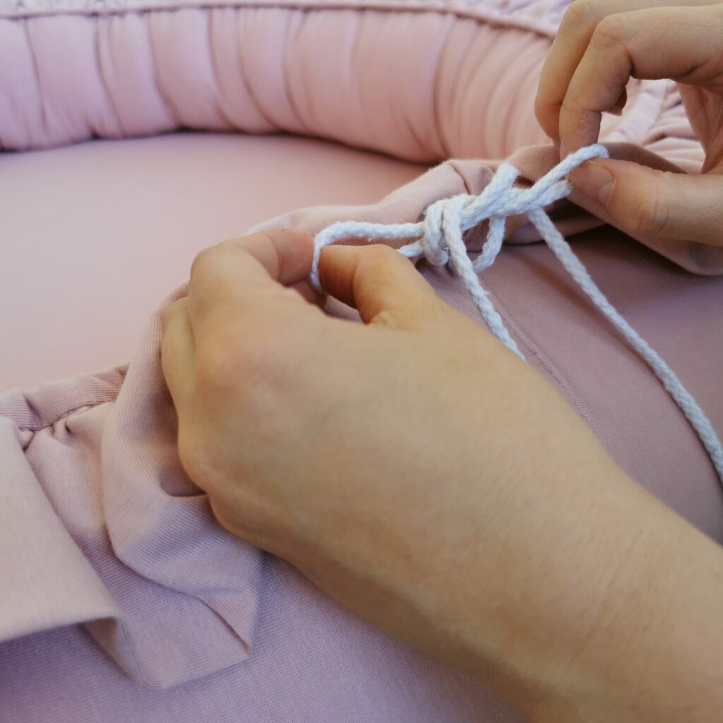 Dětské hnízdečko kulaté s volánem Dětské hnízdečko kulaté s volánem