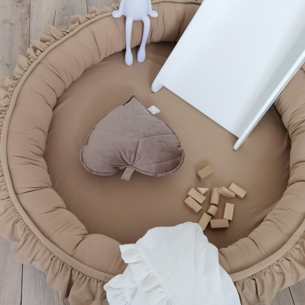 Dětské hnízdečko kulaté s volánem Dětské hnízdečko kulaté s volánem