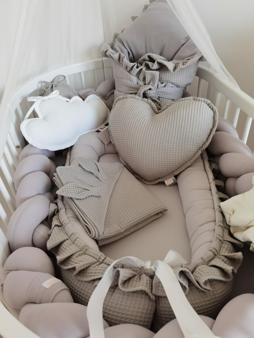 Vafle hnízdečko s volánem a stuhou Vafle hnízdečko s volánem a stuhou