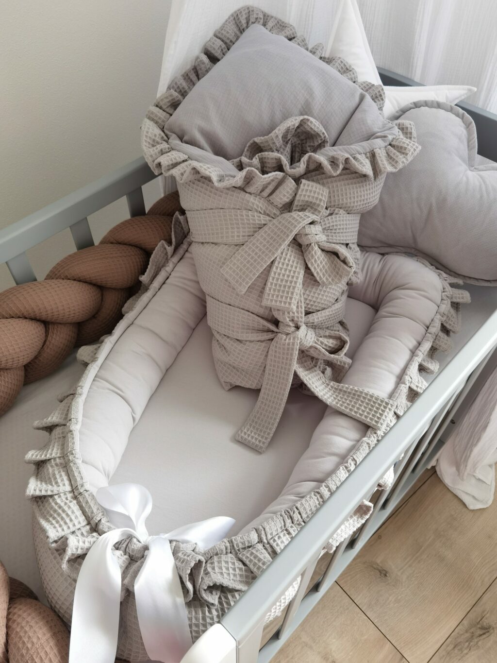 Vafle hnízdečko s volánem a stuhou Vafle hnízdečko s volánem a stuhou