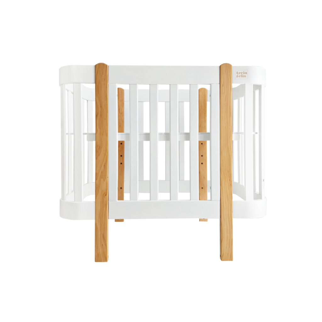 Dětská antirefluxní rostoucí postýlka Nika Duo – bílá s dřevěnými nožičkami Dětská antirefluxní rostoucí postýlka Nika Duo – bílá s dřevěnými nožičkami