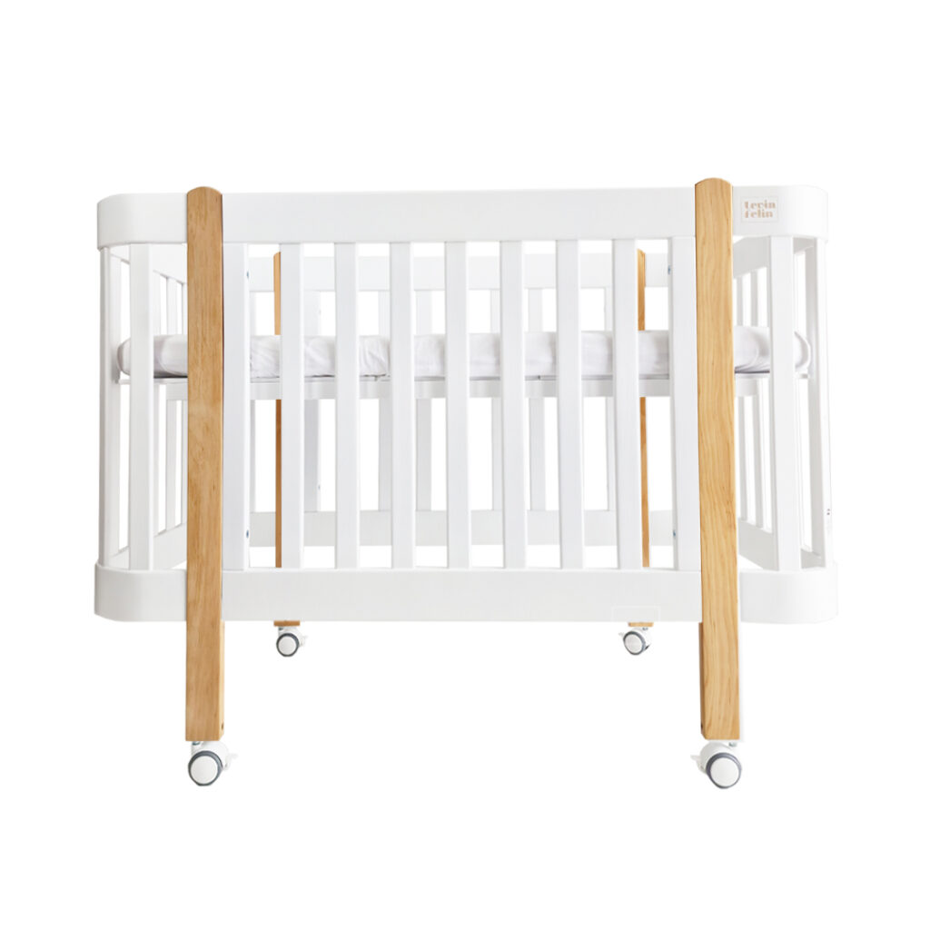 Dětská antirefluxní rostoucí postýlka Nika Duo – bílá s dřevěnými nožičkami Dětská antirefluxní rostoucí postýlka Nika Duo – bílá s dřevěnými nožičkami
