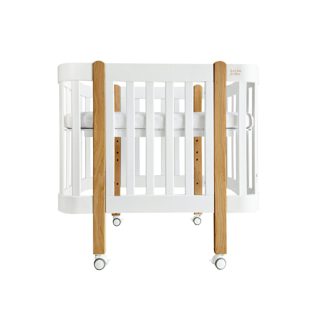 Dětská antirefluxní rostoucí postýlka Nika Duo – bílá s dřevěnými nožičkami Dětská antirefluxní rostoucí postýlka Nika Duo – bílá s dřevěnými nožičkami