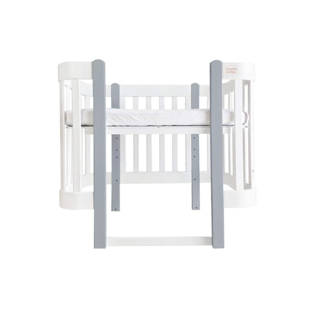Dětská antirefluxní rostoucí postýlka Nika Duo – bílá s šedivými nožičkami Dětská antirefluxní rostoucí postýlka Nika Duo – bílá s šedivými nožičkami