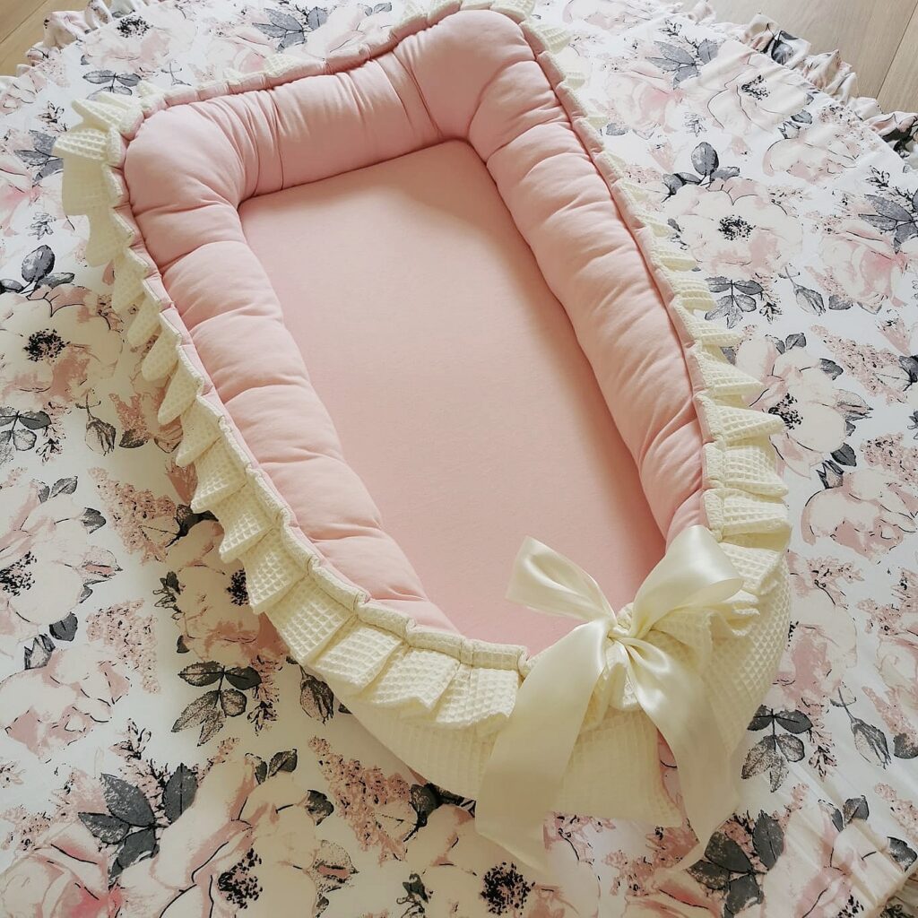 Vafle hnízdečko s volánem a stuhou Vafle hnízdečko s volánem a stuhou