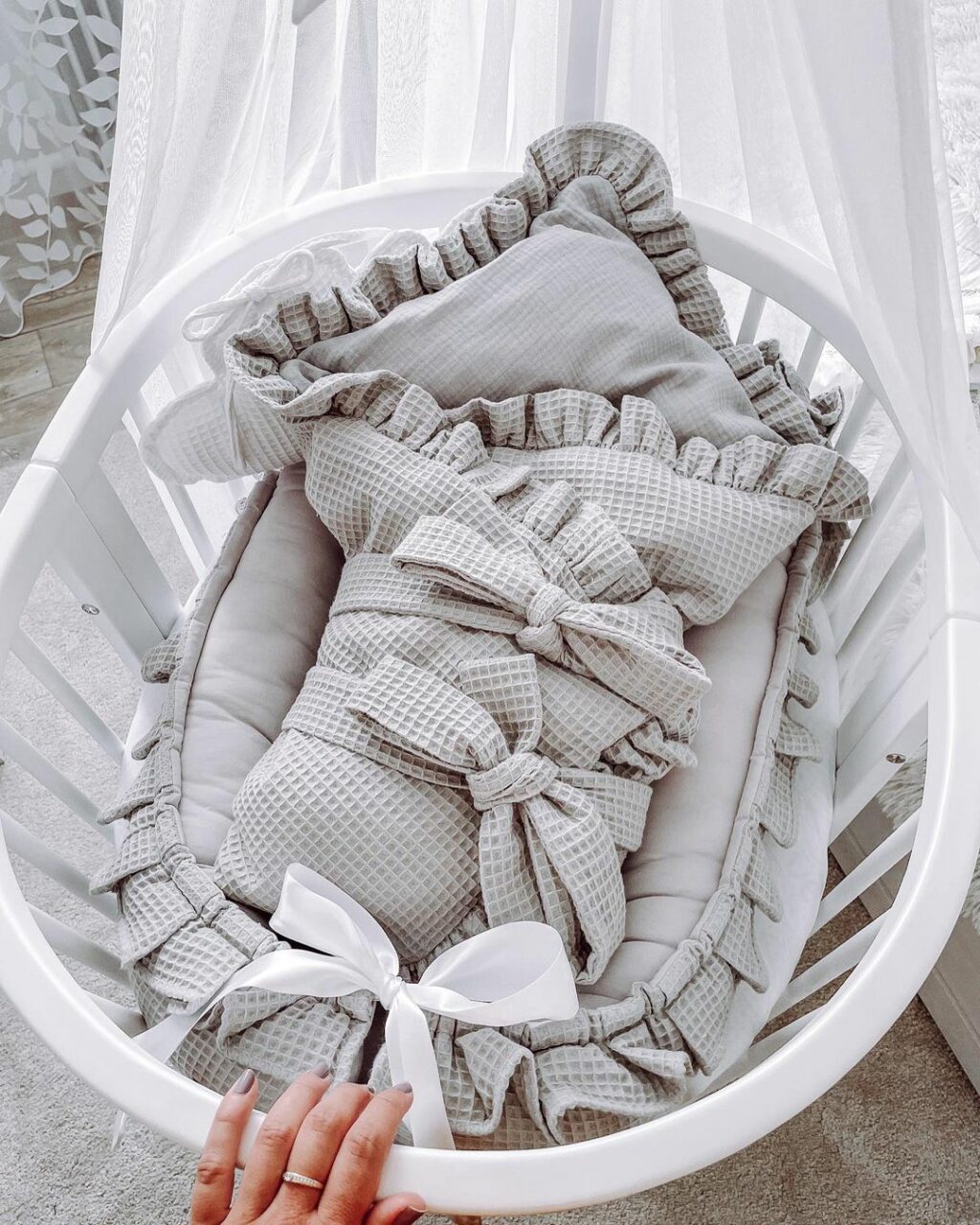 Vafle hnízdečko s volánem a stuhou Vafle hnízdečko s volánem a stuhou