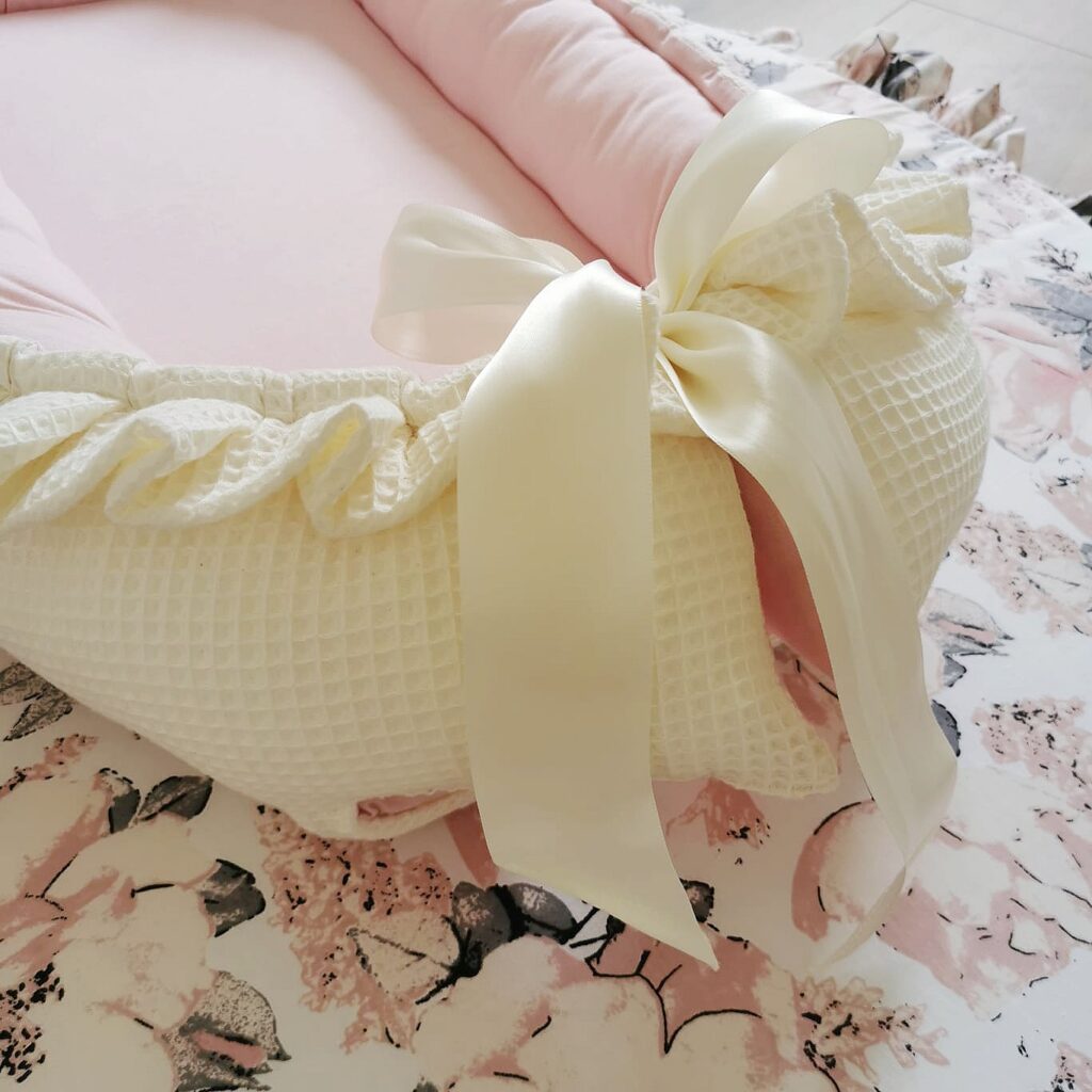 Vafle hnízdečko s volánem a stuhou Vafle hnízdečko s volánem a stuhou