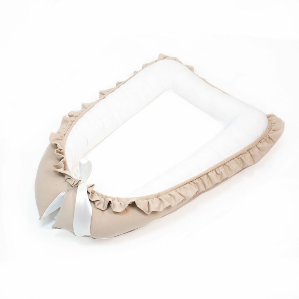Bavlněné hnízdečko s volánem a stuhou Bavlněné hnízdečko s volánem a stuhou
