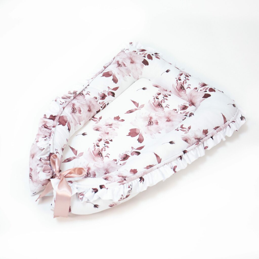 Bavlněné hnízdečko s volánem a stuhou Bavlněné hnízdečko s volánem a stuhou