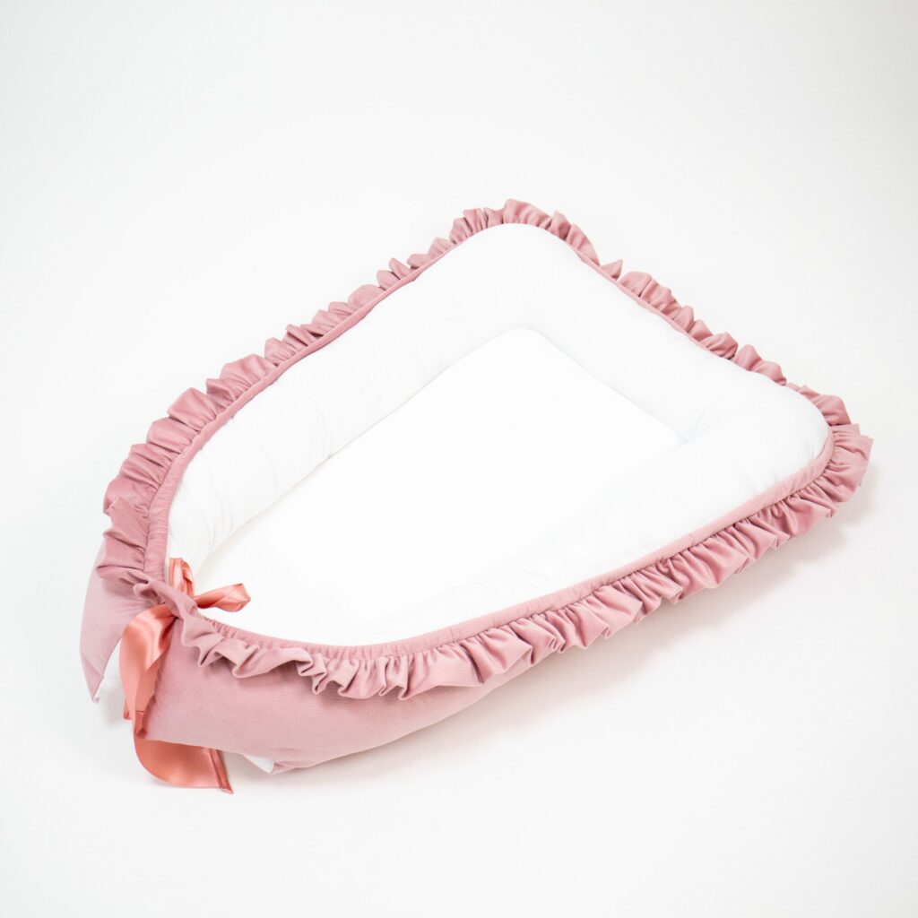 Velvet hnízdečko s volánem a stuhou Velvet hnízdečko s volánem a stuhou