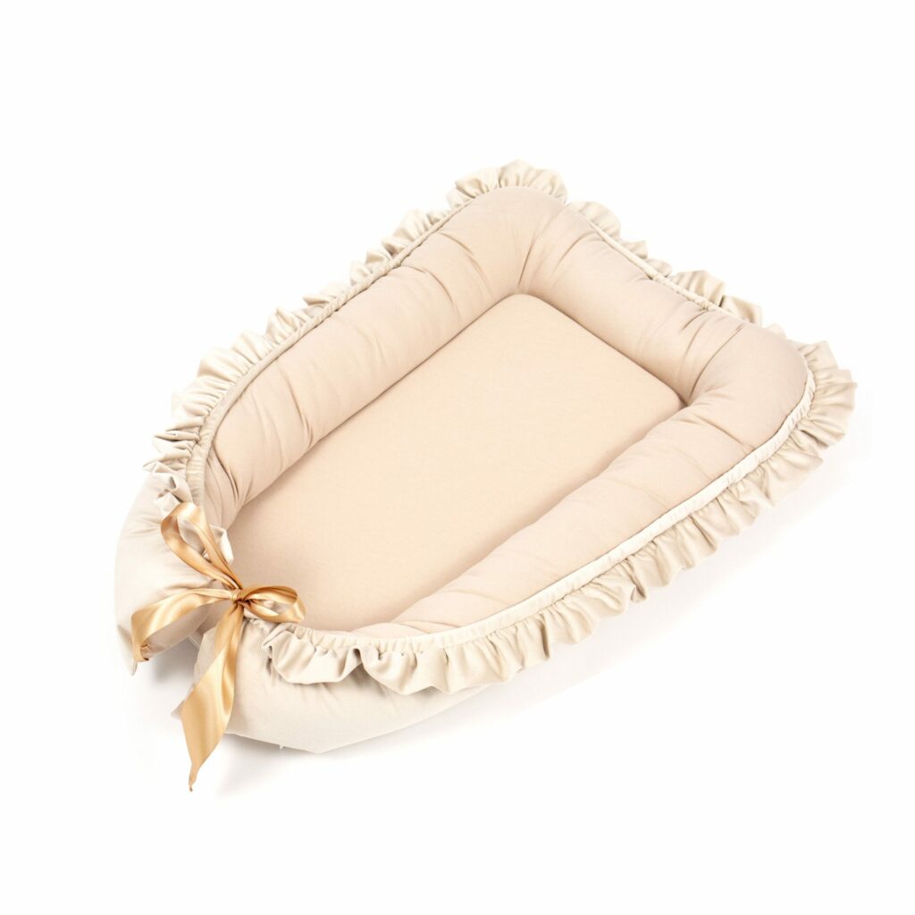Velvet hnízdečko s volánem a stuhou Velvet hnízdečko s volánem a stuhou