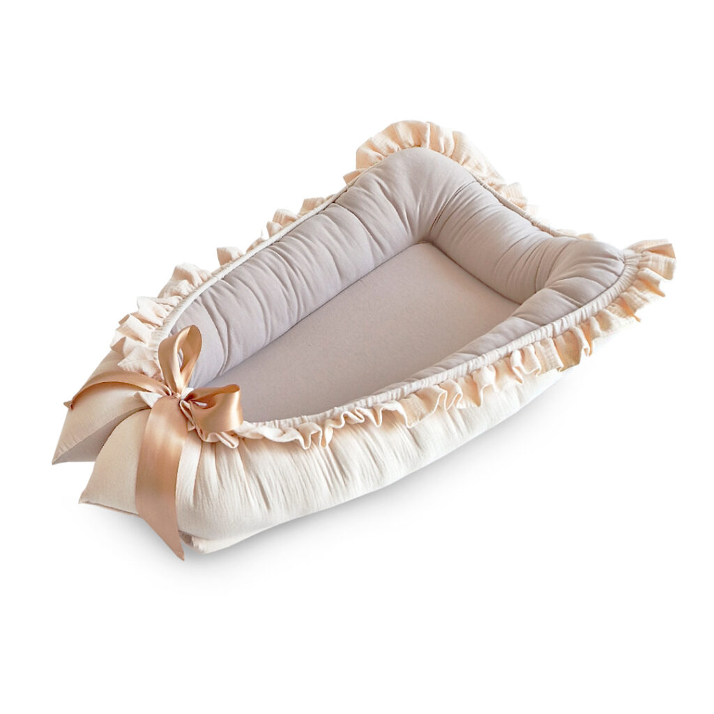 Mušelínové hnízdečko s volánem a se stuhou Mušelínové hnízdečko s volánem a se stuhou