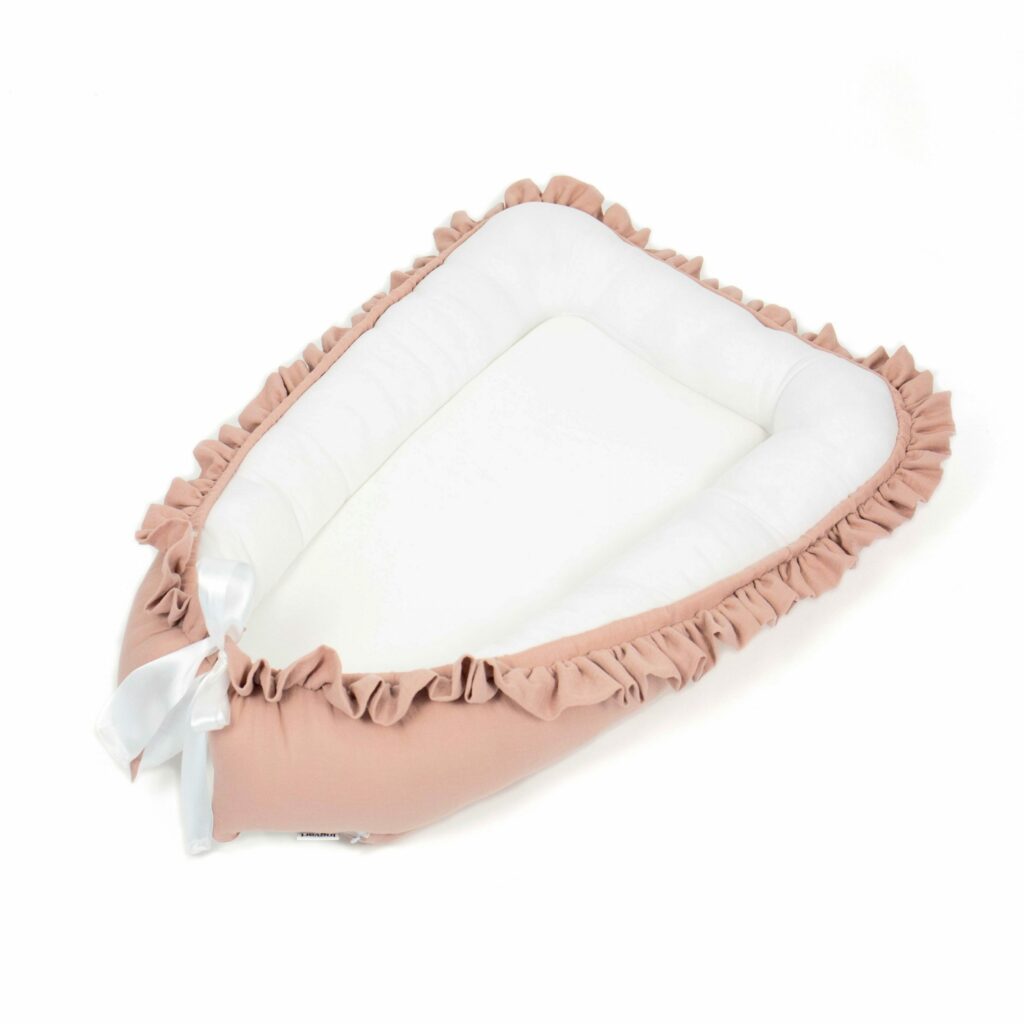 Mušelínové hnízdečko s volánem a se stuhou Mušelínové hnízdečko s volánem a se stuhou