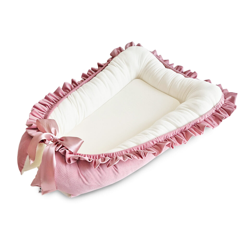 Velvet hnízdečko s volánem a stuhou Velvet hnízdečko s volánem a stuhou