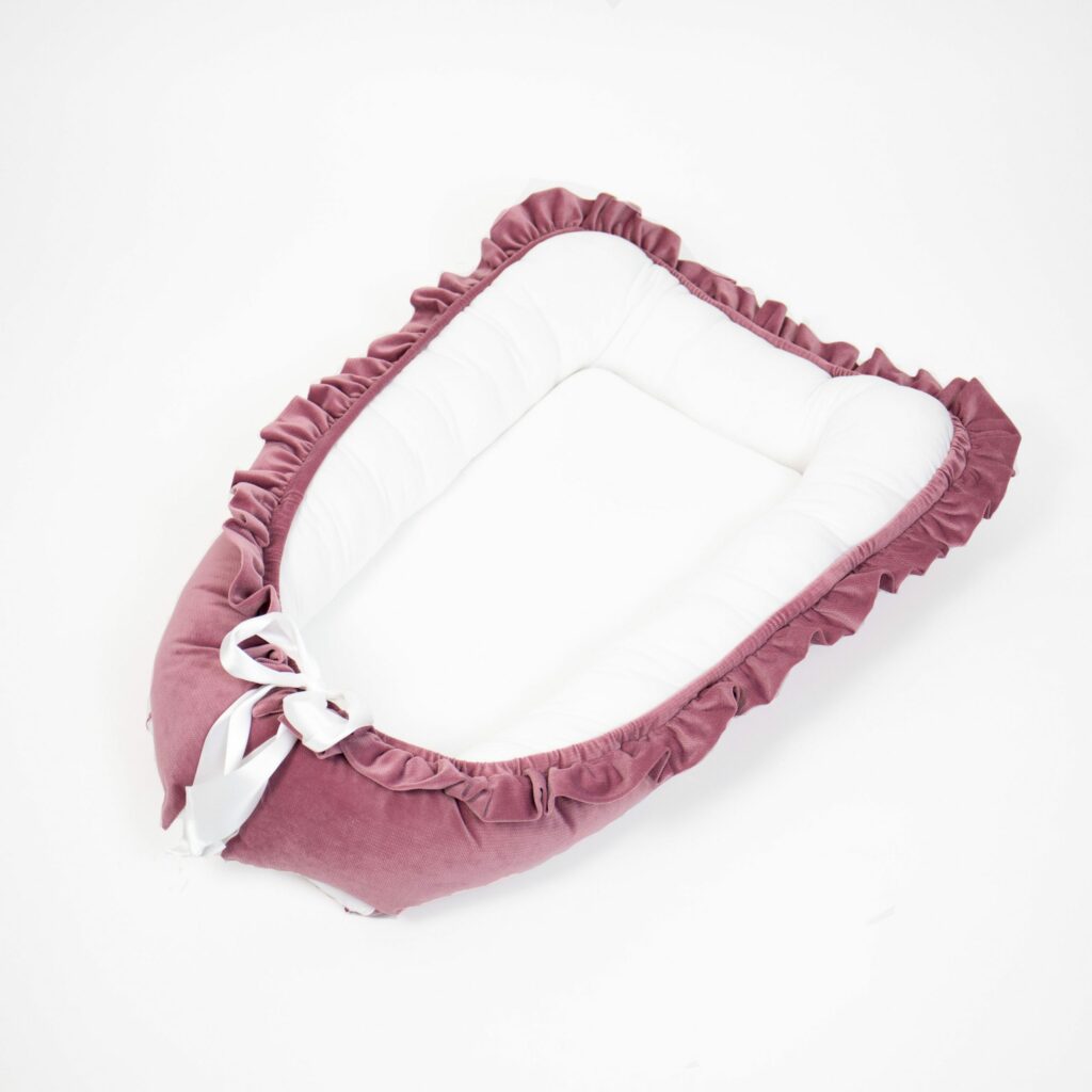 Velvet hnízdečko s volánem a stuhou Velvet hnízdečko s volánem a stuhou