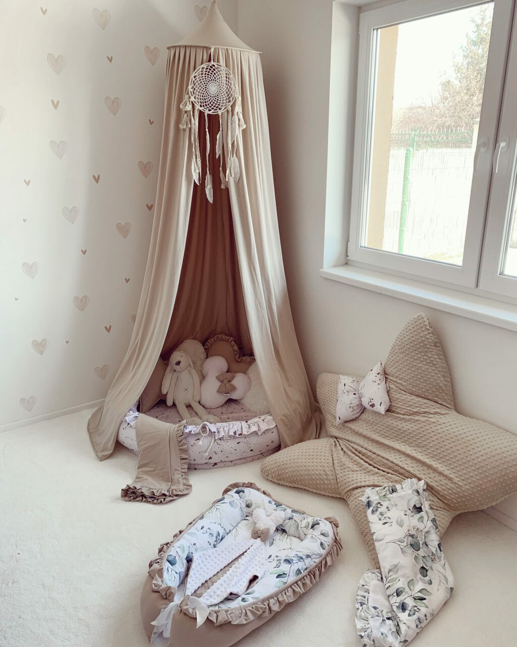 Bavlněné hnízdečko s volánem a stuhou Bavlněné hnízdečko s volánem a stuhou