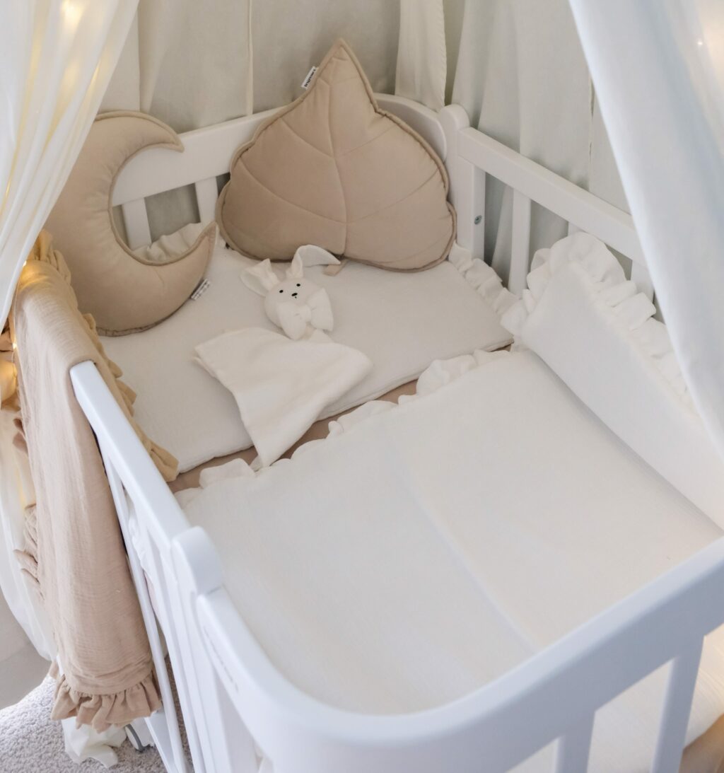 Set mušelínové přikrývky a zaobleného polštáře s volánem a výplní