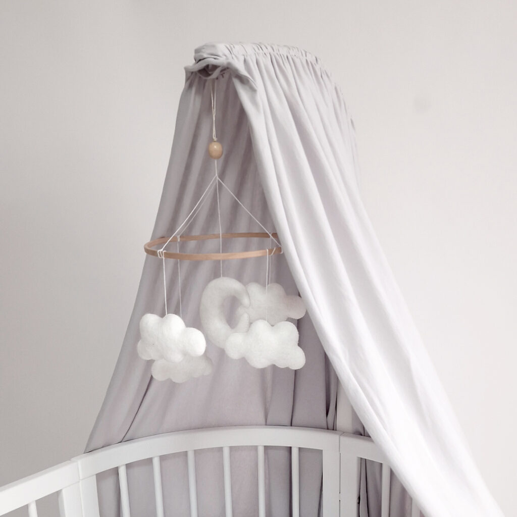 Závěsná dekorace nad dětskou postýlku – Soft Clouds