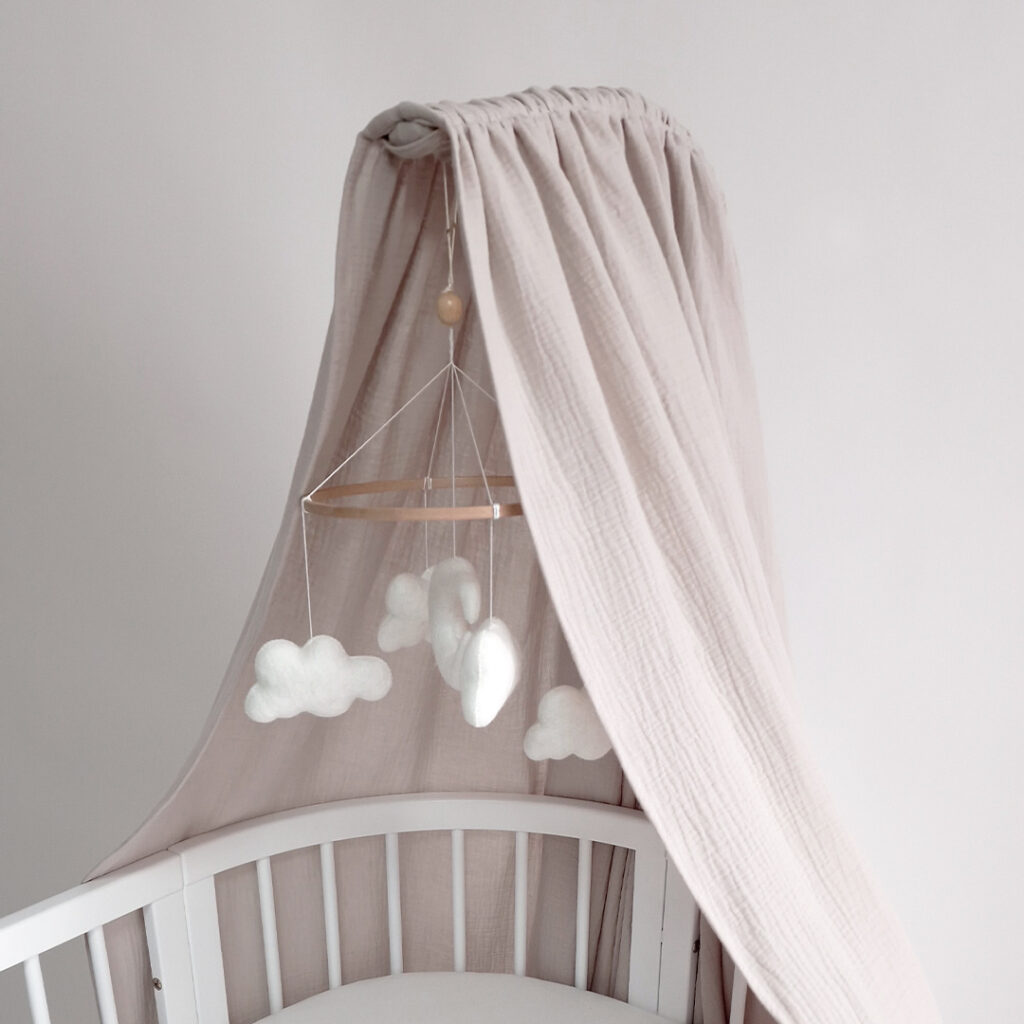 Závěsná dekorace nad dětskou postýlku – Soft Clouds