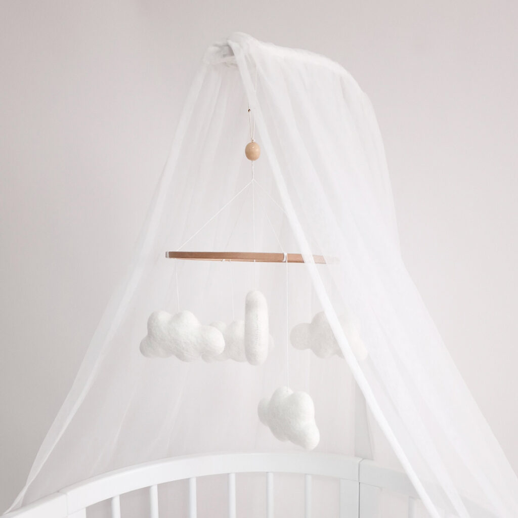 Závěsná dekorace nad dětskou postýlku – Soft Clouds