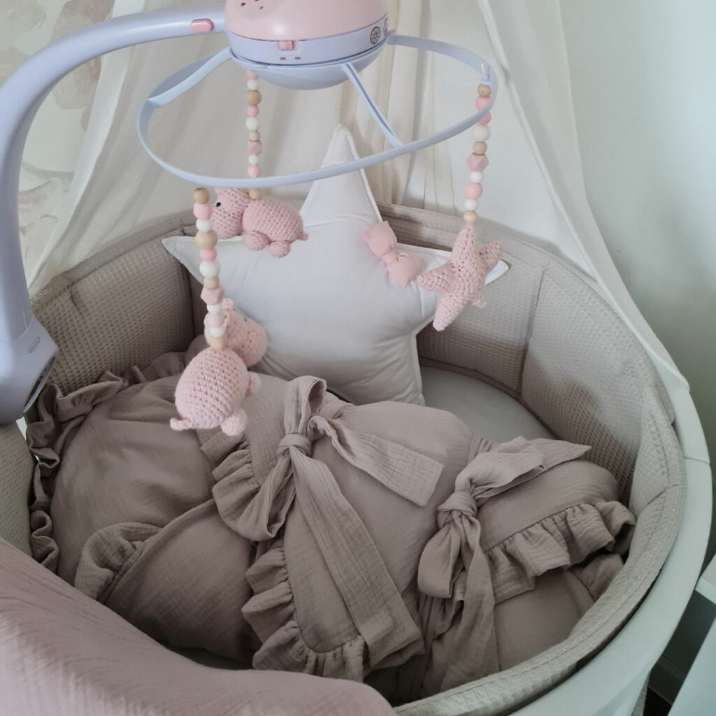 Péřová zavinovačka mušelínová s volánem Péřová zavinovačka mušelínová s volánem