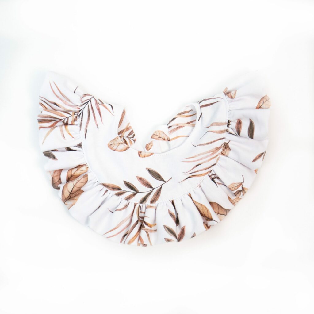 Dětský bavlněný bryndák s volánem Dětský bavlněný bryndák s volánem