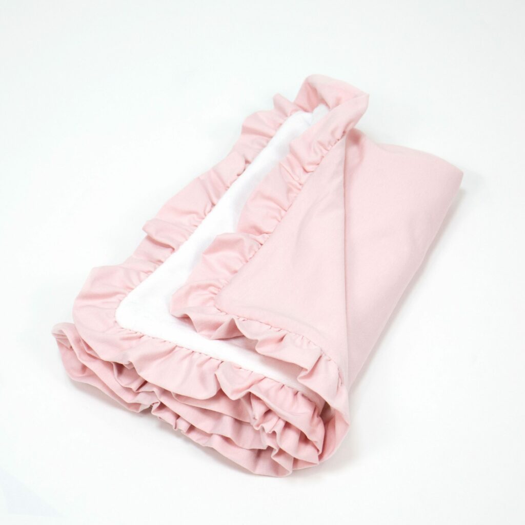 Zateplená bavlněná deka s volánem