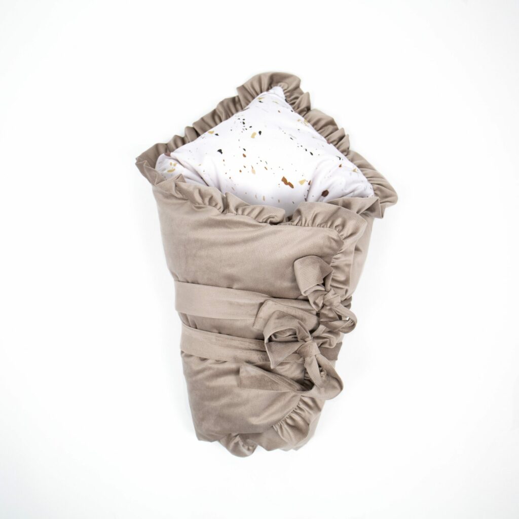 Péřová zavinovačka velvet s volánem Péřová zavinovačka velvet s volánem